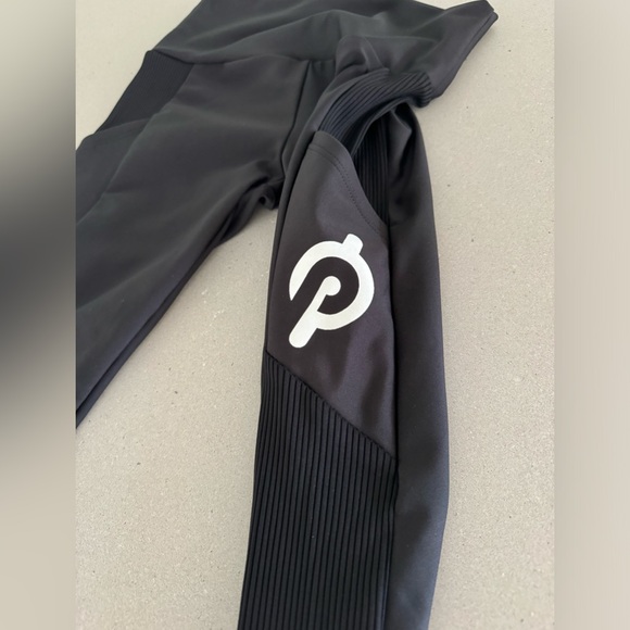 Peloton black logo leggings with 2 side pockets, size small - Picture 4 of 13